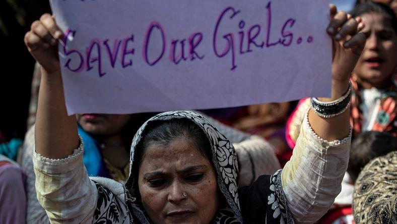 【虎嗅早报】上财性骚扰学生副教授被开除;中信银行买到10亿假理财